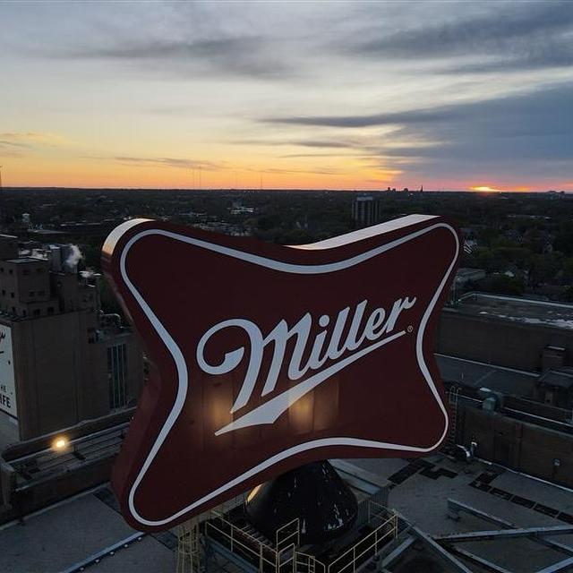 Oh hey, Miller sign. Looking good over there! 

Did you know the original sign featured the High Life Girl in the Moon and was first installed when the twelve stories of our I House were completed in 1954? Now the well known Miller Soft Cross has been looking out over Milwaukee since 1967, and the sign was refurbished earlier this year! 

📸 | TF

#millerbrewery #millerbrewerytour #molsoncoors #milwaukee #millerhighlife