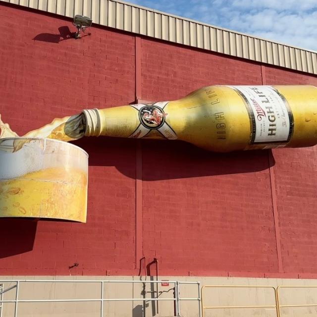 Time for a beer? We’ll be here! Sign up for your tour online now! Find that link in our bio ⬆️

#millerbrewerytour #molsoncoors #millerhighlife #milwaukee #brewery